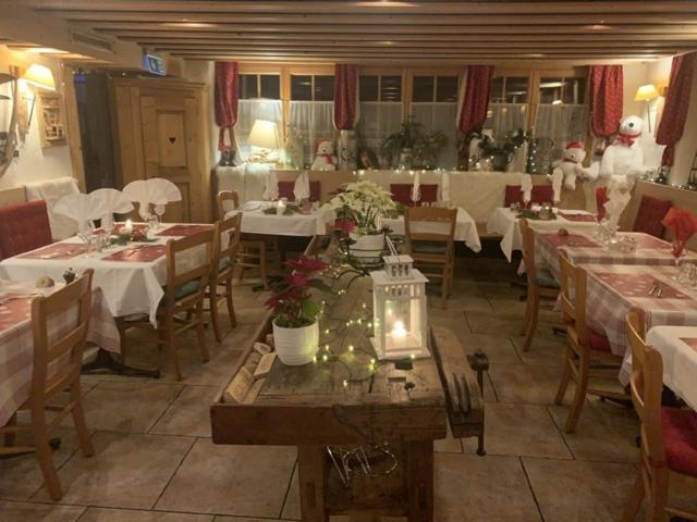 Auberge De L'Ours Vers L'Eglise Buitenkant foto