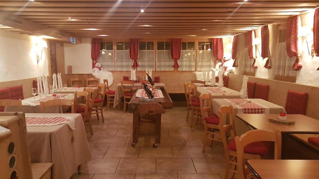 Auberge De L'Ours Vers L'Eglise Buitenkant foto