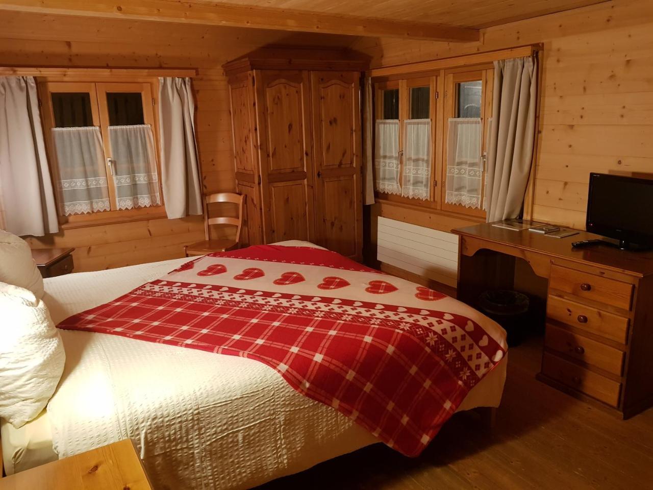 Auberge De L'Ours Vers L'Eglise Buitenkant foto